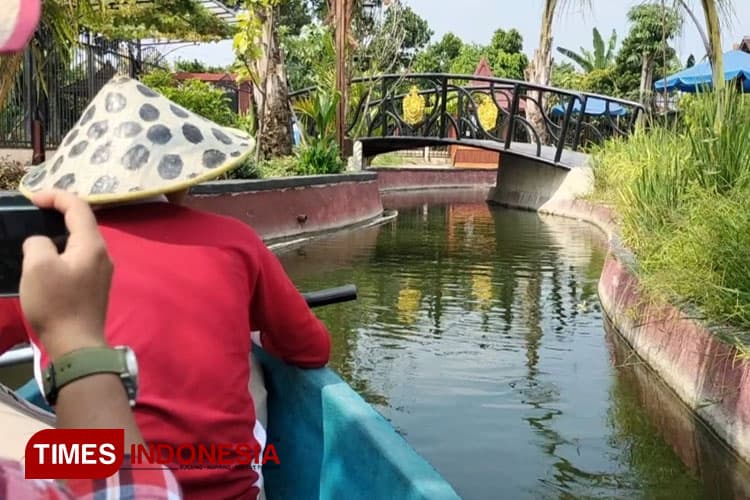 Boat Ride, the Newest Tourist Attraction in Kampung Coklat Blitar