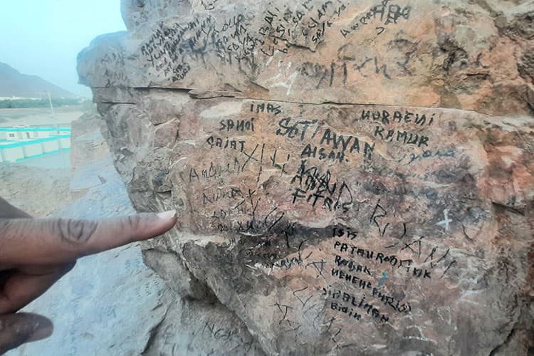 Jutaan Nama Tergores pada Batu Uhud, Bukit yang akan Ada di Surga
