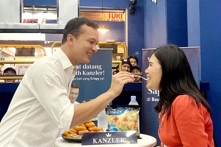 Keseruan di Booth Kanzler Jakarta Fair 2023, Nicholas Saputra Suapin Crispy Nugget Buat Fansnya