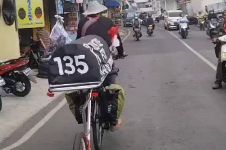Menolak Lupa Tragedi Kanjuruhan, Warga Malang Bersepeda Bawa Keranda ke Jakarta