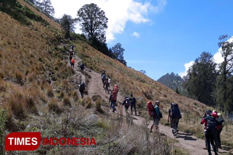 6 Gunung di Indonesia dengan Pemandangan Tak Kalah Memukau dari Bromo