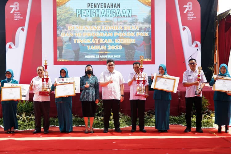 Bupati Kediri Minta Kades Tingkatkan Semangat Kerja Saat Serahkan Penghargaan Empat Desa Terbaik