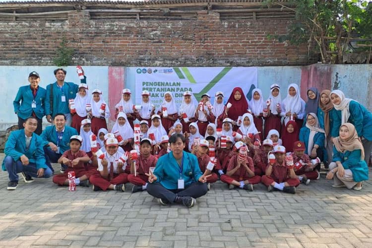 KSM-T 55 Unisma Malang melakukan Pengenalan pertanian pada anak SDN 1 Patokpicis