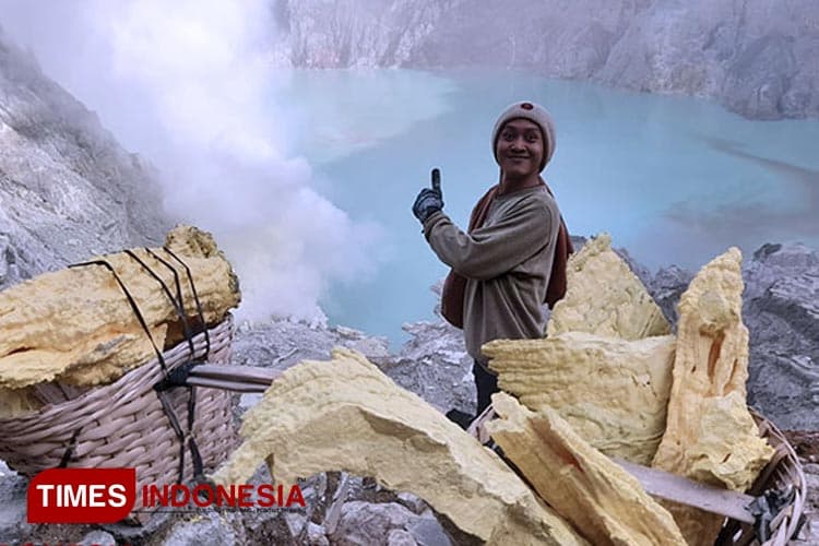 Dampingi Wisatawan Lihat Blue Fire Ijen, Guide Harus Bantu Angkut Belerang