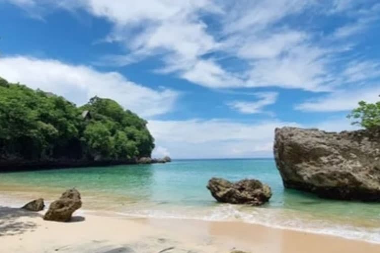 Pesona Pantai Padang-padang di Bali, Surga Bahari yang Memikat Hati