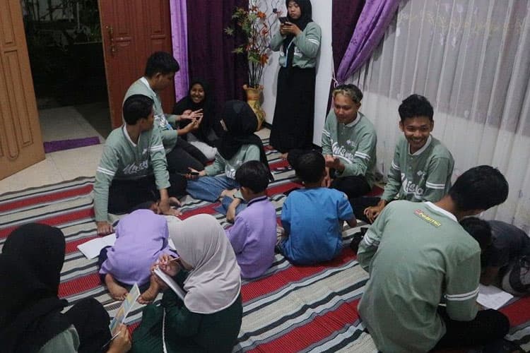 Tingkatkan Minat Belajar Kelompok 50 KSM-T Unisma Malang Gelar Bimbel Gratis di Dusun Napel