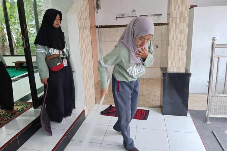 Mahasiswa KSM-T Unisma Malang Berikan Sentuhan Baru di Mushala Nurul Hidayah