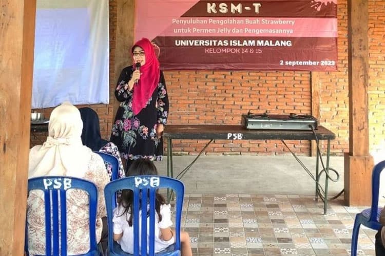 Penyuluhan Jelly dan Packaging Produk Olahan Stroberi oleh Mahasiswa Unisma Malang