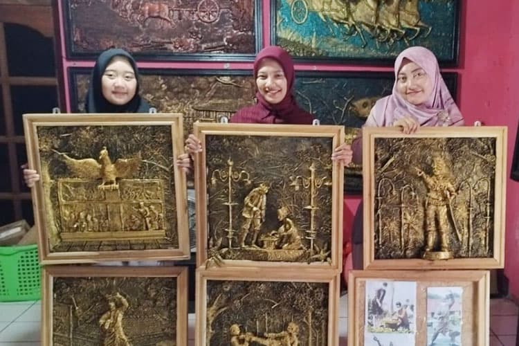 Tim PKMK UNIPMA Sulap Limbah Kertas menjadi Lukisan 3D Sejarah Kota Madiun