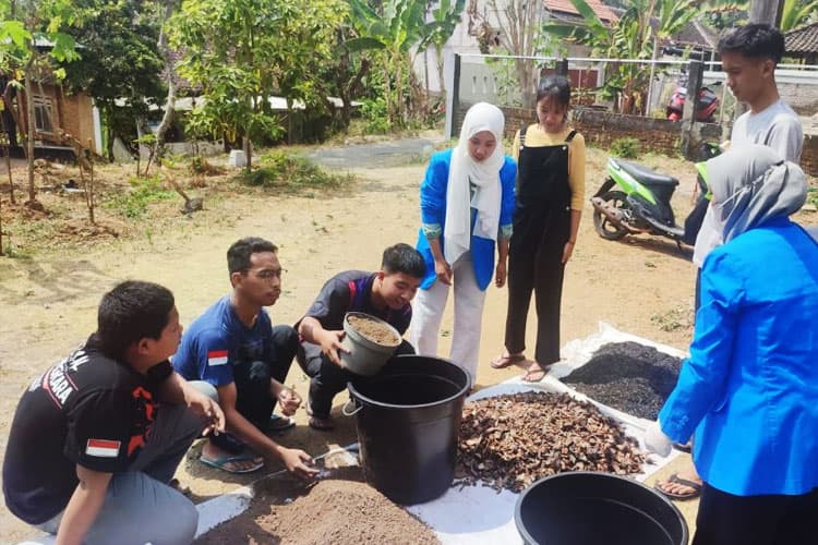 Tim PKMPM UNIPMA Latih Karang Taruna Desa Kare Membuat Pupuk Blok Komposit dari Limbah Kulit Kakao