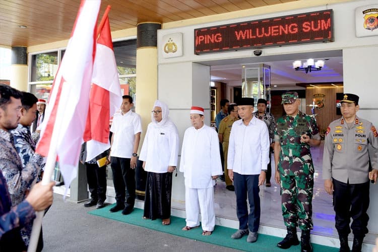 Bey Machmudin - Habib Luthfi Kawal Kirab Merah Putih di GBLA
