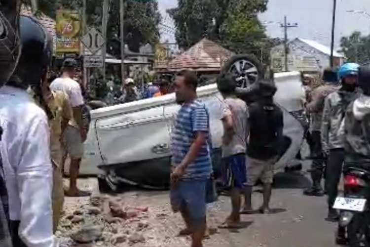 Tiga WNA Belgia Terlibat Kecelakaan di Situbondo, Mobil Terbalik