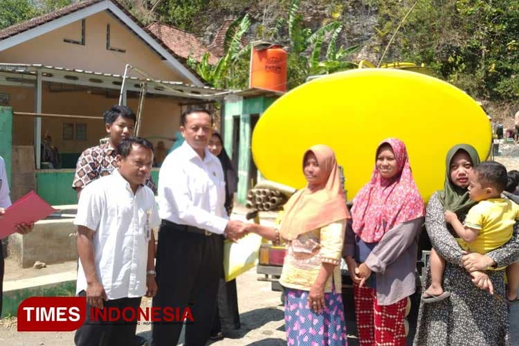 HUT ke-20, SMK Negeri 1 Pundong Droping Air Bersih Bagi Warga Terdampak Krisis Air
