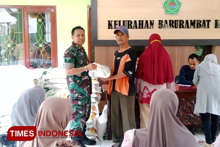 Babinsa Koramil Pamekasan - Bulog Distribusikan Beras untuk Warga Kurang Mampu
