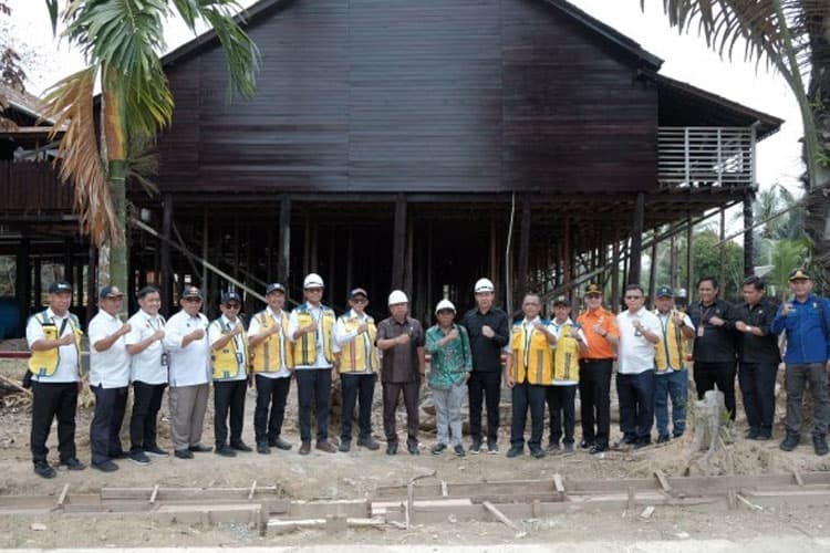 Kementerian PUPR RI Rehabilitasi Rumah Adat Betang Lunsa Hilir di Kapuas Hulu