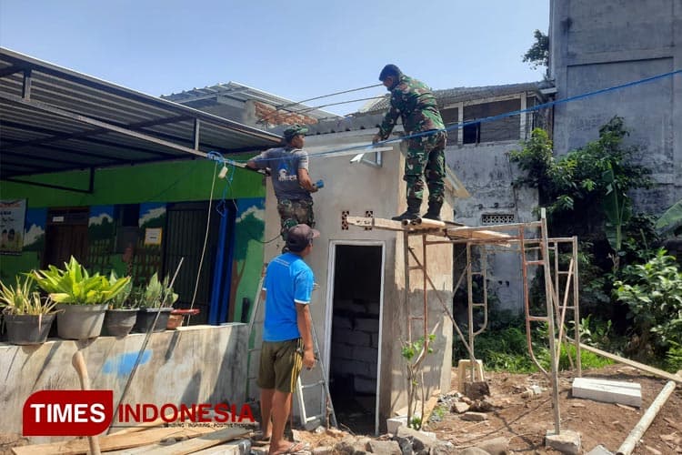 Kodim 0833/Kota Malang Bangun Jamban Untuk Masyarakat Binaan