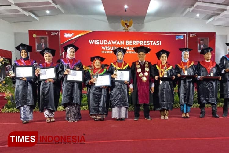 Kukuhkan 204 Wisudawan, Begini Pesan Rektor Untag Banyuwangi
