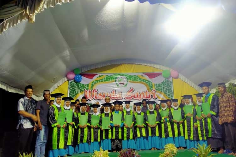 Senyum Haru Wisuda Santri Khotmil Al-Qur'an Bin Nandhor di Jombang