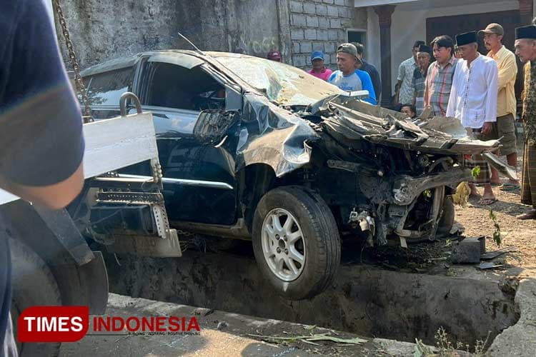 Seorang Kepala Desa di Probolinggo Meninggal Usai Kendaraannya Hantam Pagar Pembatas