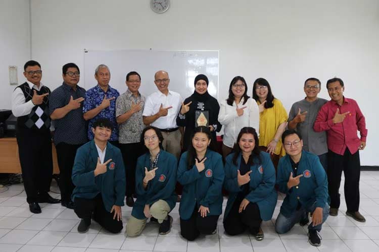 LSP-P1 Ubaya Serahkan Sertifikat BNSP Perdana Mahasiswa