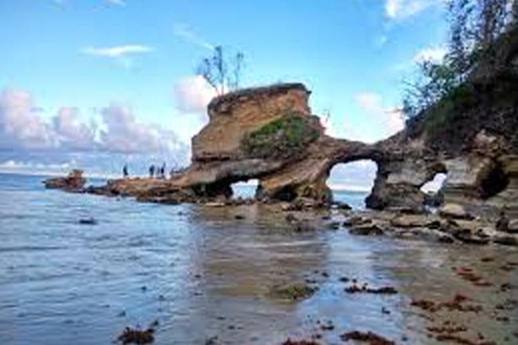 Keindahan Pantai Watu Parunnu, Sejarah Batu Berlubang dan Perjanjian Suku Sumba Timur