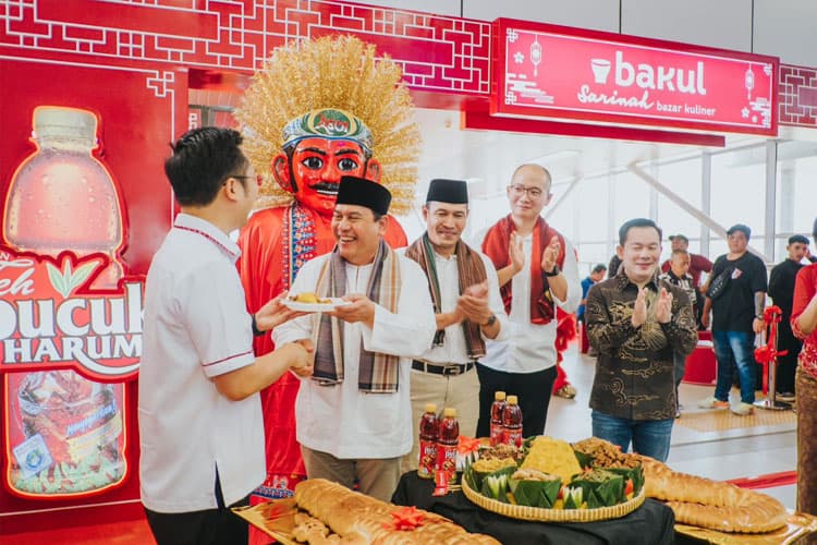 Teh Pucuk Harum X BAKUL Sarinah Saat Suguhkan Kenikmatan Kuliner Nusantara di Stasiun Kereta Cepat Whoosh