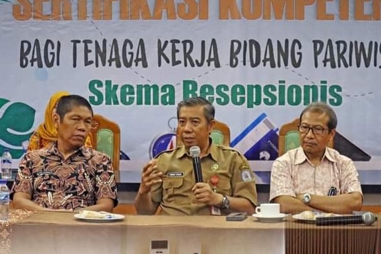 Uji Kompetensi Resepsionis Sukses Digelar, Kadispopar Bontang Resmi Menutup Acara