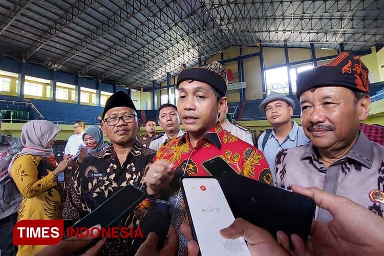 Terima Sertifikat PTSL dari Kementerian ATR/BPN, Ratusan Warga Banyuwangi Sumringah