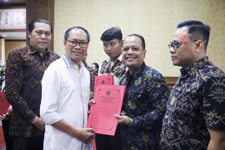 Serahkan Sertifikat Kompetensi Pekerja Sektor Pariwisata, Wabup Suiasa Beri Pesan Ini