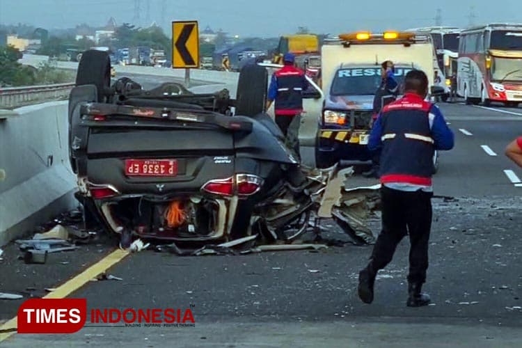 Mobil Pelat Merah Asal Situbondo Terlibat Kecelakaan di Tol Paspro