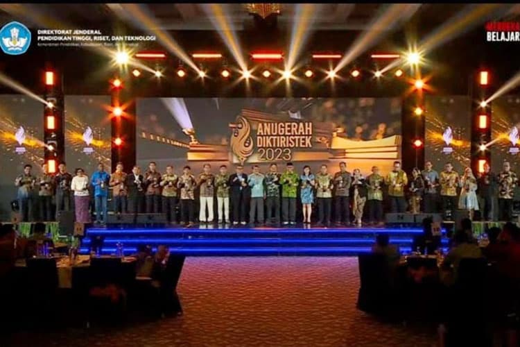 Terima Anugrah Diktiristek 2023, Unwaha Jombang Kukuhkan Sebagai Perguruan Tinggi Terbaik