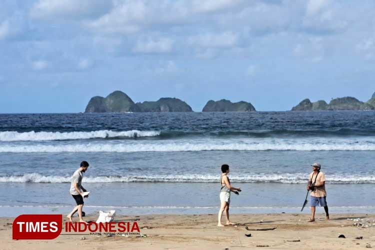 Rijig-Rijig Pantai Pulau Merah, Bersihkan Sampah Kiriman