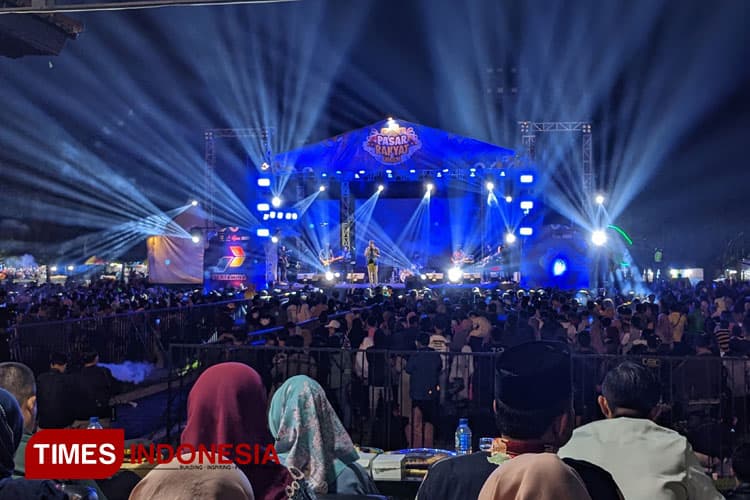 Begini Kesan Sabrang Letto Tentang Bondowoso Saat Konser di Acara Pasar Rakyat dan UMKM