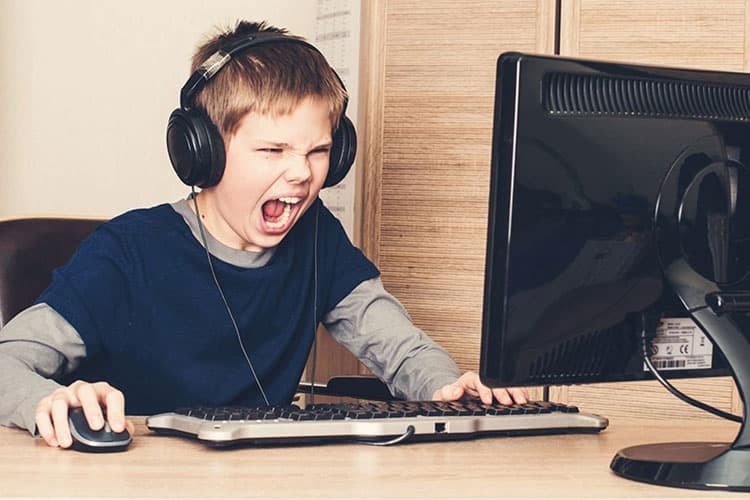 Antara Kesenangan dan Risiko, Analisis Psikologis dan Sosial Permainan Kartu dan Aktivitas Judi Online