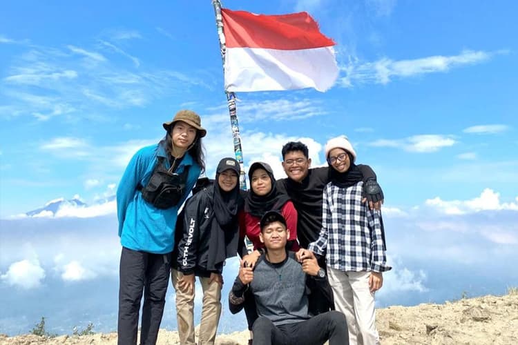 8 Tips Mendaki Gunung dengan Bijak Selama Bulan Puasa