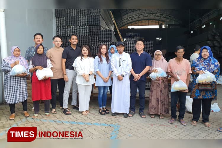 Junjung Toleransi Beragama, Pengusaha Muda Probolinggo Bagikan Sembako Ramadan