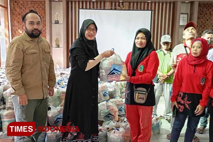Petugas Kebersihan di Banyuwangi Dapat Bingkisan Lebaran dari Tambang Emas PT BSI