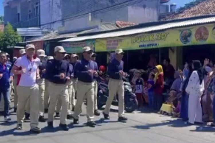 Jiwa Nasionalisme, Pj Bupati Bangkalan Turut Meriahkan Lomba Gerak Jalan 10 KM