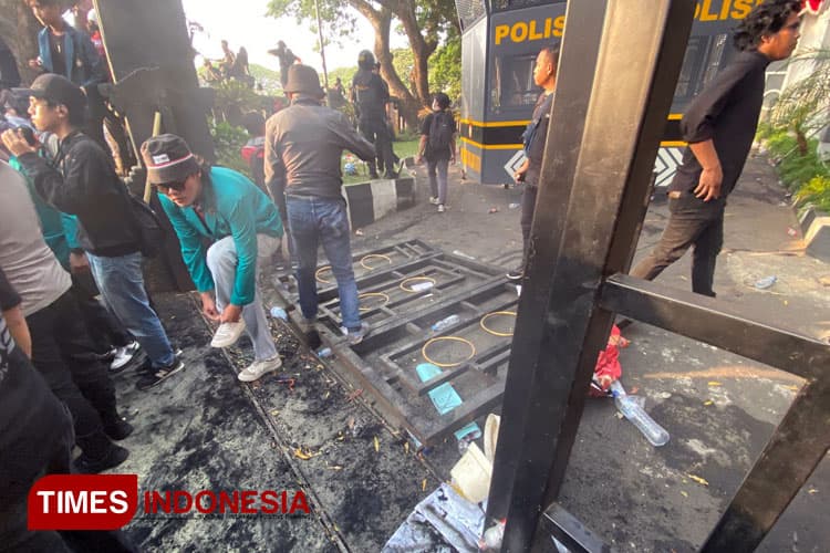 Demo Tolak Revisi UU Pilkada, Pagar Gedung DPRD Kota Malang Rusak