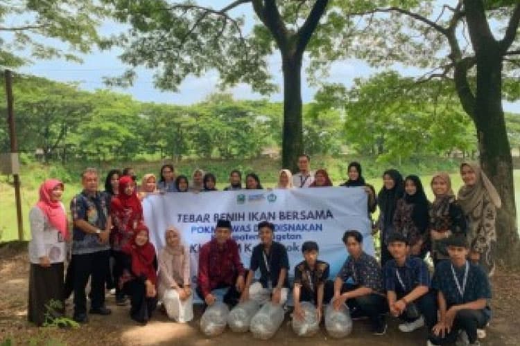Mahasiswa KKN-T PM Kelompok 38 Unipma Madiun Tebar Benih Ikan di Embung Klumpit
