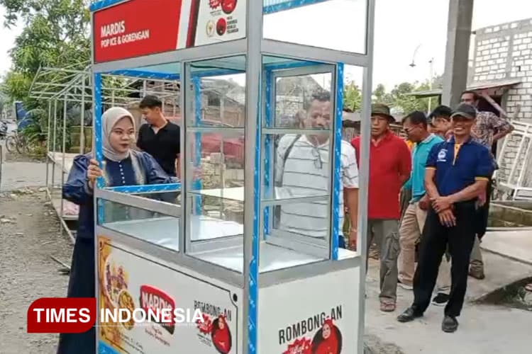 Dongkrak UMKM, Anggota DPR RI Bagikan Gerobak Gratis 'Door to Door' di Gresik