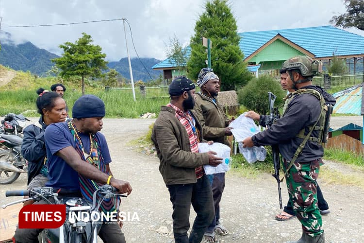 Cerita Humanis Satgas Pamtas RI-PNG Mobile Yonif 500/Sikatan dari Intan Jaya