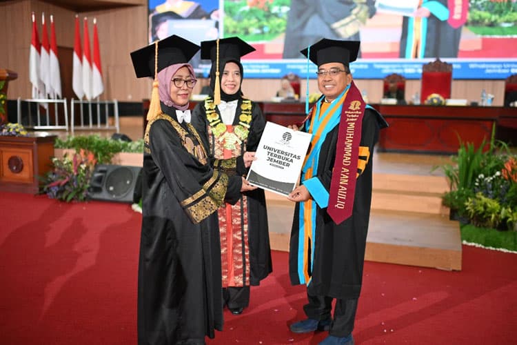Wisuda Bersejarah Universitas Terbuka Jember 2025: Lulusan Doktor Pertama Resmi Dikukuhkan