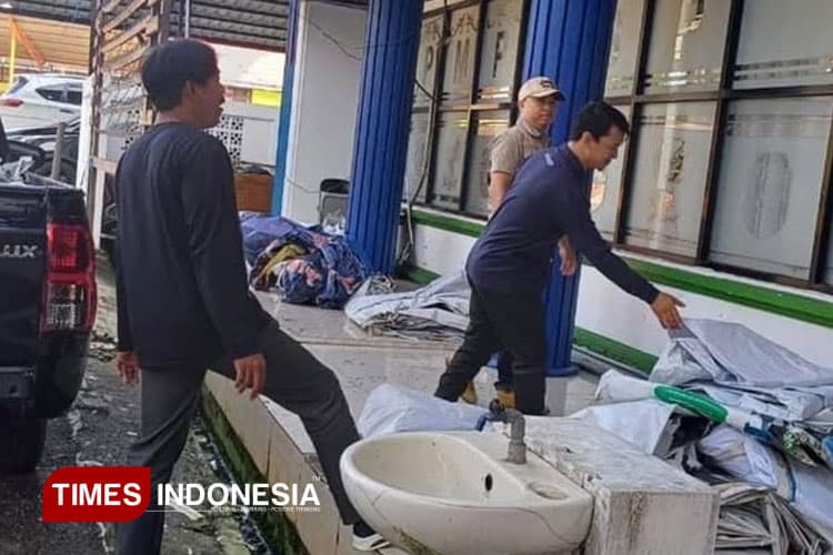 Dukung Bersihkan Kampung, DPMPTSP Bontang Ikut Jumat Bersih di Lok Tuan