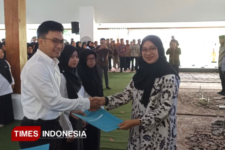 CPNS dan PPPK di Banyuwangi Terima SK, Bupati Ipuk: Jangan Disekolahkan