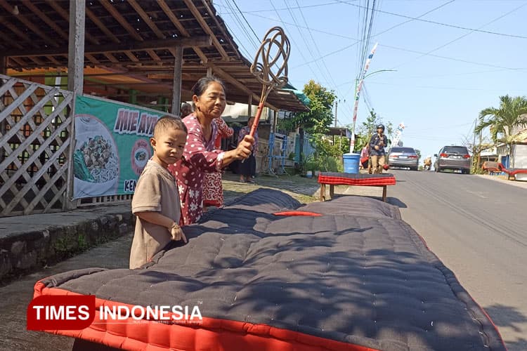 Lebih dari Sekadar Menjemur, Menengok Makna Tradisi Mepe Kasur di Banyuwangi
