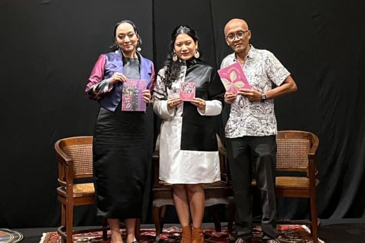 Hadania Luncurkan 2 Buku Seni dan Kartu Oracte