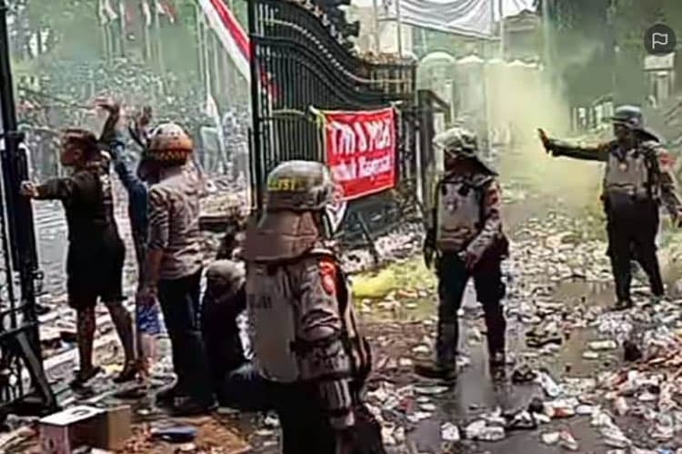 Polisi Bubarkan Aksi Protes Bupati Pati dengan Tembakan Gas Air Mata