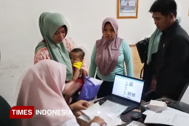 Urus Akta Kelahiran Anak di Balai Desa, Warga Sidomukti Apresiasi Layanan Cepat dan Dekat