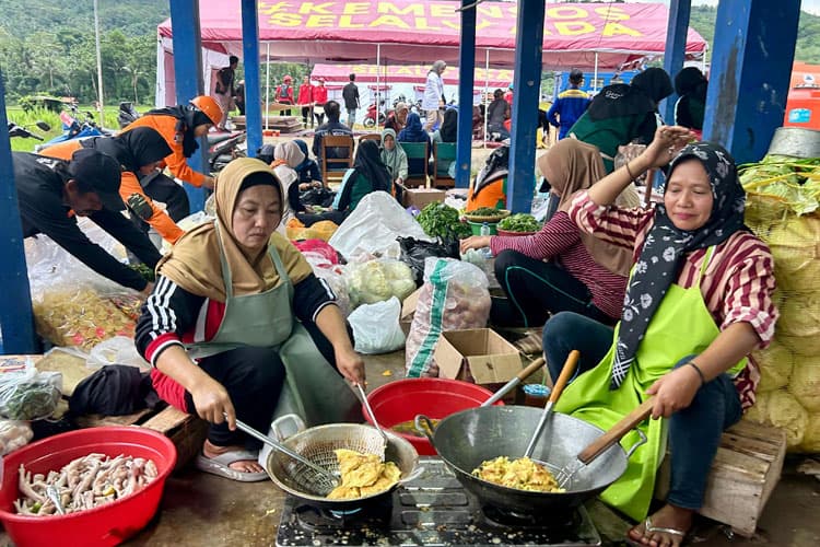 Dapur Umum Longsor Cilacap Beroperasi 24 Jam, Ribuan Porsi Makanan Disiapkan Setiap Hari